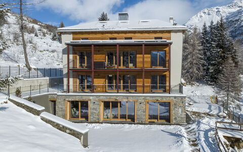 Madesimo 642: Appartement, Design Urbain, Balcon, Condominium, Chaise, Hôtel, Plante D'Appartement, Table Cuisine Et Salle A Manger