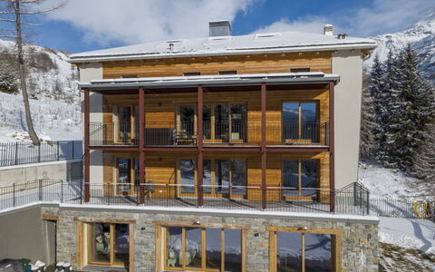 Madesimo 642: Appartement, Design Urbain, Balcon, Condominium, Chaise, Hôtel, Plante D'Appartement, Table Cuisine Et Salle A Manger