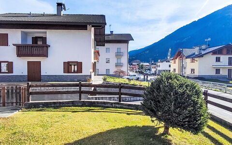 The Silent Sylva: Appartement, Design Urbain, Balcon, Condominium, Chaise, Hôtel, Plante D'Appartement, Table Cuisine Et Salle A Manger