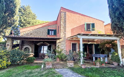 Guardistallo 86: Appartement, Design Urbain, Balcon, Condominium, Chaise, Hôtel, Plante D'Appartement, Table Cuisine Et Salle A Manger