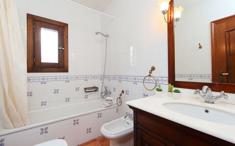 Ulldellops: Salle De Bains, Pièce, Propriété, Armoire De Toilette, Robinet, Accessoire Salle De Bain, Design Intérieur, Mur, Évier, Meubles