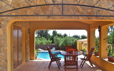 Ulldellops: Propriété, Bâtiment, Pièce, Immobilier, Maison, Meubles, Porche, Pavillon, Patio, Table