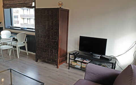 Bella: Meubles, Sol, Design Intérieur, Sol, Bois, Pièce, Éclairage, Parquet, Rayonnage, Salon