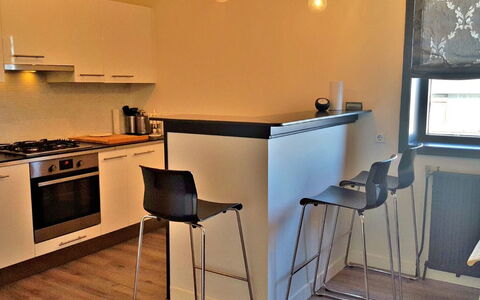 Bella: Meubles, Design Intérieur, Sol, Sol, Bois, Cuisine, Comptoir, Chaise, Plafond, Éclairage