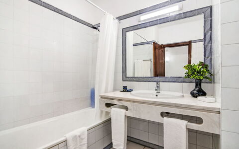 Anamar - Sunny Way: Sol, Salle De Bains, Design Intérieur, Sol, Luminaire Plomberie, Plomberie, Évier, Plafond, Pièce, Lavabo