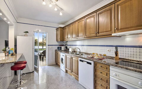 Manelito House - Sunny Way: Cuisine, Comptoir, Sol, Appareil De Cuisine, Principaux Appliance, Cabinetry, Design Intérieur, Sol, Domicile, Plafond