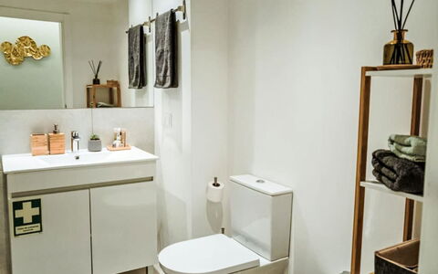 Sunlight Albufeira - Sunny Way: Luminaire Plomberie, Salle De Bains, Design Intérieur, Armoire De Toilette, Siège De Toilette, Sol, Toilette, Sol, Plomberie, Robinet