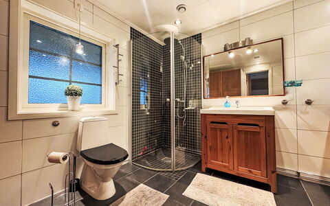 Liane 3: Salle De Bains, Luminaire Plomberie, Design Intérieur, Sol, Sol, Plafond, Évier, Armoire De Toilette, Toilette, Robinet