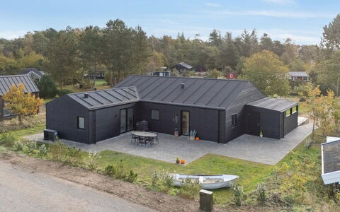 Antomine - 150M from the Sea: Toit, Maison, Domicile, Chalet, Siding, Allée, Biens, Batiments Jardin, Cabanon, Cour