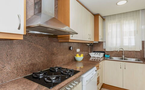 Nadina: Cuisine, Comptoir, Appareil De Cuisine, Principaux Appliance, Cabinetry, Evier, Cuisinière, Bois, Le Fourneau, Évier