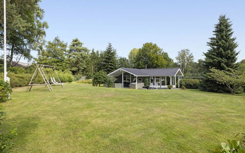Franke - 1.2Km from the Sea: Arbre, Herbe, Arbuste, Maison, Domicile, Lot Terre, Toit, Chalet, Jardin