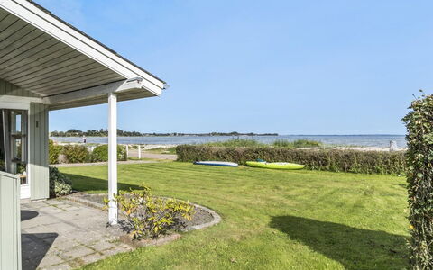 Assarina - 15M from the Sea: Domicile, Toit, Maison, Porte, Chalet, Ombre, Jardin, Couverture De Sol, Porche, Cour