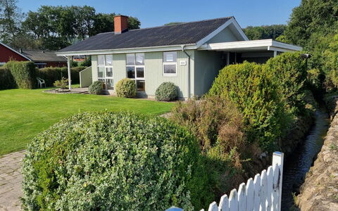 Assarina - 15M from the Sea: Domicile, Toit, Maison, Porte, Chalet, Ombre, Jardin, Couverture De Sol, Porche, Cour