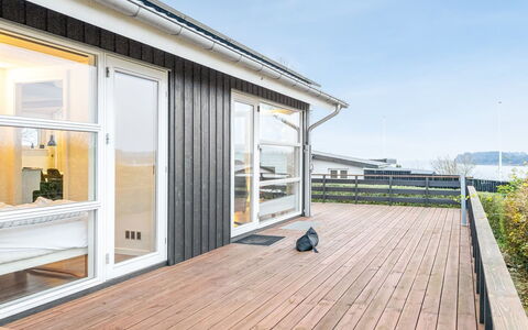 Bundi - 25M from the Sea: Meubles, Mobilier De Jardin, Vaisselle, Table, Drinkware, Chaise, Tableau De Plein Air, Aliments, Bouteille