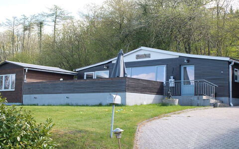Hilde - 75M from the Sea: Domicile, Chalet, Siding, Biens, Cour, Ombre, Allée, Batiments Jardin, Porche