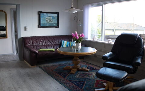 Hilde - 75M from the Sea: Meubles, Design Intérieur, Sol, Sol, Bois, Canapé, Salon, Éclairage, Pièce, Domicile