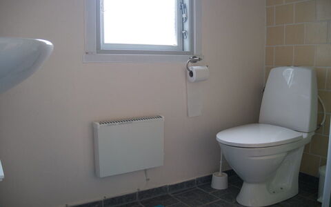 Hilde - 75M from the Sea: Siège De Toilette, Salle De Bains, Toilette, Luminaire Plomberie, Mur, Sol, Sol, Design Intérieur, Plomberie, Tuile