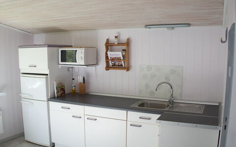 Hilde - 75M from the Sea: Cuisine, Evier, Bois, Comptoir, Appareil De Cuisine, Sol, Luminaire Plomberie, Design Intérieur, Cabinetry, Principaux Appliance