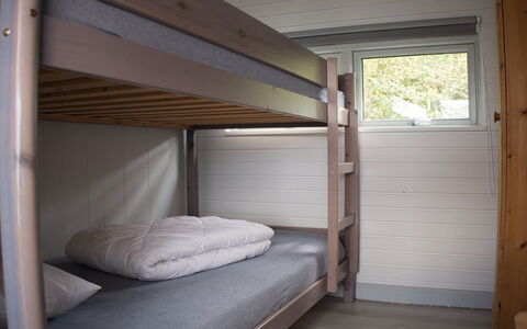 Hilde - 75M from the Sea: Lit Superposé, Mur, Chambre, Lit, Bois, Literie, Design Intérieur, Drap De Lit, Sol, Cadre De Lit