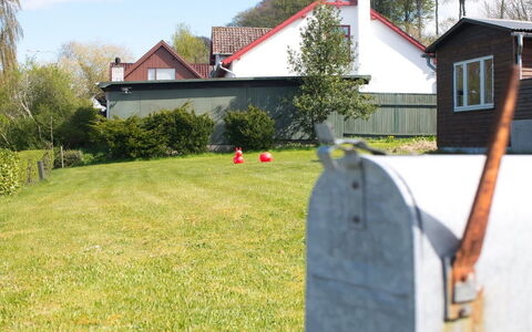 Hilde - 75M from the Sea: Arbuste, Jardin, Lot Terre, Pelouse, Chalet, Aménagement Paysager, Arrière-Cour, Cour, Allée, Accueil Escrime