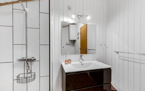 Veera - from the Sea: Luminaire Plomberie, Sol, Design Intérieur, Sol, Salle De Bains, Évier, Robinet, Plomberie, Plafond, Lavabo
