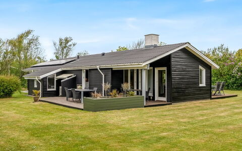Ensio - 1.2Km from the Sea: Toit, Maison, Chalet, Domicile, Siding, Porche, Biens, Ferme, Pelouse, Cour