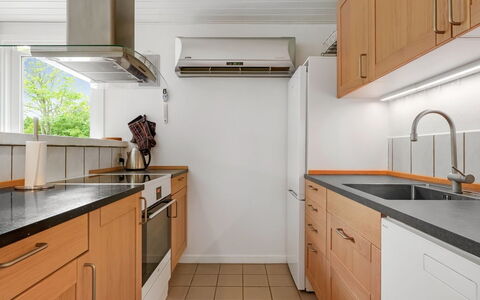 Ensio - 1.2Km from the Sea: Comptoir, Cuisine, Cabinetry, Appareil De Cuisine, Sol, Design Intérieur, Evier, Principaux Appliance, Meubles, Bois