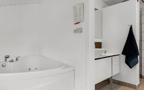 Ensio - 1.2Km from the Sea: Sol, Sol, Luminaire Plomberie, Design Intérieur, Plafond, Salle De Bains, Robinet, Évier, Plomberie, Pièce