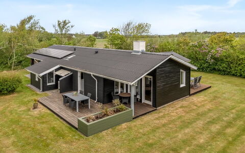 Ensio - 1.2Km from the Sea: Toit, Domicile, Chalet, Siding, Porche, Biens, Batiments Jardin, Ferme, Cour, Arrière-Cour