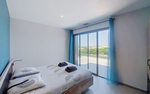 Villa Dune: Chambre, Lit, Design Intérieur, Meubles, Drap De Lit, Sol, Literie, Plafond, Éclairage, Pièce