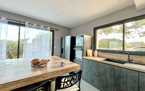 Villa Dune: Meubles, Comptoir, Design Intérieur, Cuisine, Sol, Bois, Cabinetry, Sol, Plafond, Éclairage
