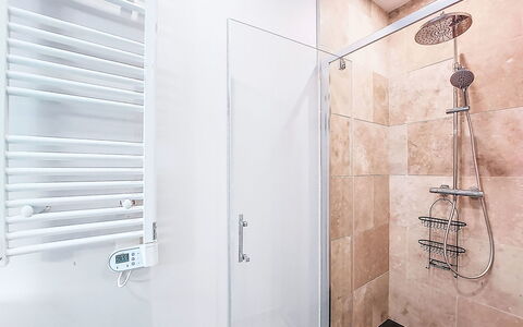 Villa Dune: Salle De Bains, Luminaire Plomberie, Sol, Sol, Design Intérieur, Douche, Tete De Douche, Plomberie, Robinet, Panneau De Douche