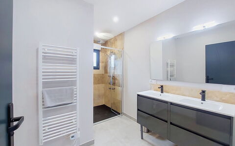 Maison Dune: Sol, Sol, Design Intérieur, Luminaire Plomberie, Armoire De Toilette, Salle De Bains, Miroir, Cabinetry, Robinet, Plafond
