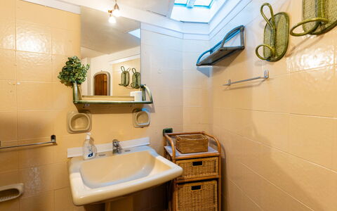 Villetta Luciano: Lavabo, Salle De Bains, Luminaire Plomberie, Évier, Mur, Design Intérieur, Sol, Miroir, Sol, Robinet