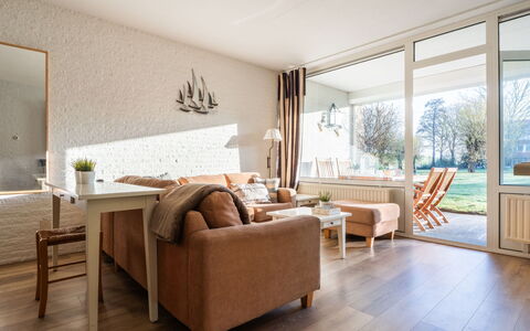Beach House Bruinisse: Meubles, Design Intérieur, Sol, Mur, Sol, Bois, Plafond, Salon, Canapé, Pièce