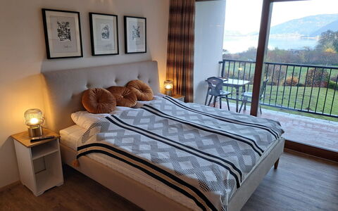 Studio Landskron Seezugang: Lit, Meubles, Chambre, Literie, Drap De Lit, Design Intérieur, Bois, Sol, Sol, Linge