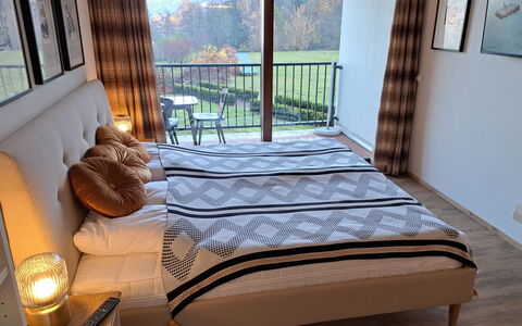 Studio Landskron Seezugang: Meubles, Lit, Chambre, Design Intérieur, Bois, Sol, Drap De Lit, Literie, Textile, Sol