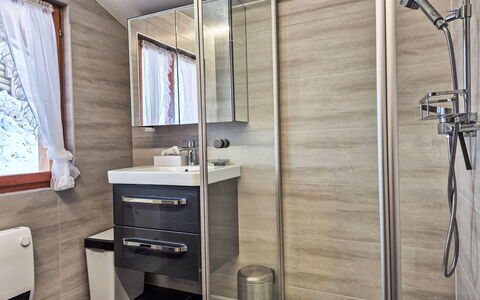 La Tanière: Luminaire Plomberie, Évier, Sol, Design Intérieur, Robinet, Sol, Salle De Bains, Plomberie, Lavabo, Porte