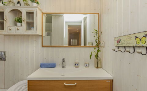 Xaloc: Lavabo, Bois, Design Intérieur, Armoire De Toilette, Luminaire Plomberie, Évier, Sol, Robinet, Salle De Bains, Cabinetry
