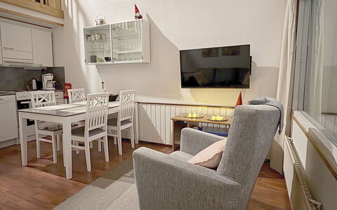 Lumikeidas: Meubles, Design Intérieur, Sol, Sol, Canapé, Pièce, Bois, Salon, Table, Plafond