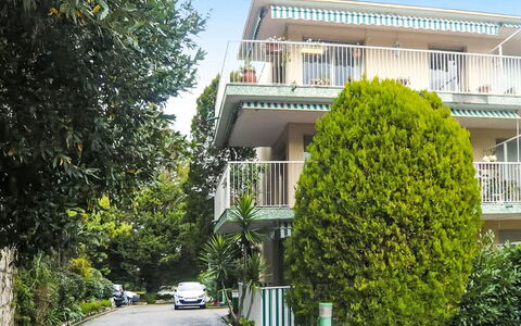 Les Jardins de L'Ermitage: Arbuste, Zone Résidentielle, Domicile, Appartement, Balcon, Biens, Condominium, Porche, Cour, Hacienda