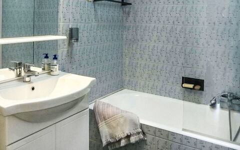 Les Jardins de L'Ermitage: Salle De Bains, Luminaire Plomberie, Sol, Lavabo, Sol, Évier, Design Intérieur, Robinet, Tuile, Plomberie