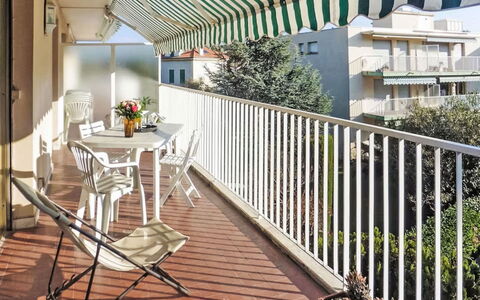 Les Jardins de L'Ermitage: Balcon, Porche, Appartement, Ombre, Mobilier De Jardin, Pot De Fleur, Plante D'Appartement, Chaise, Tableau De Plein Air, Clôture