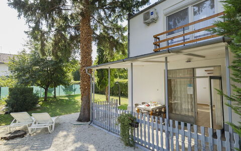 Thomas: Porche, Domicile, Porte, Ombre, Chalet, Balcon, Cour, Biens, Arrière-Cour, Clôture