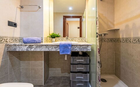 St Carles de la Ràpita 300: Luminaire Plomberie, Sol, Évier, Design Intérieur, Salle De Bains, Lavabo, Comptoir, Sol, Robinet, Plomberie
