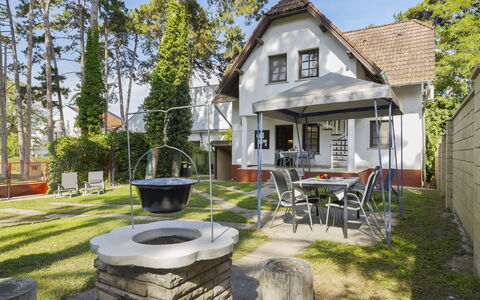 Leslie: Bâtiment, Maison, Domicile, Zone Résidentielle, Toit, Chalet, Pelouse, Biens, Jardin, Ferme
