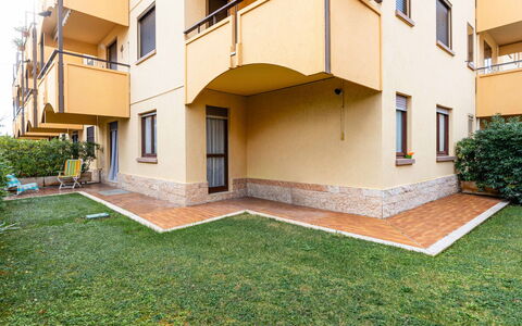Dream House: Architecture, Appartement, Balcon, Condominium, Ombre, Balustrade, Daylighting, Cour, Clôture, Hacienda