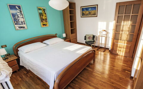 House Bigio: Meubles, Lit, Design Intérieur, Sol, Chambre, Sol, Bois, Drap De Lit, Literie, Pièce