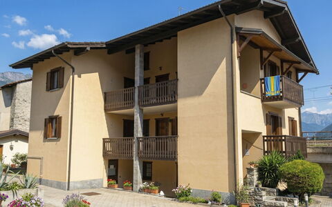 House Bigio: Zone Résidentielle, Domicile, Maison, Établissements Humains, Porte, Balcon, Ombre, Porche, Village De Montagne, Villa