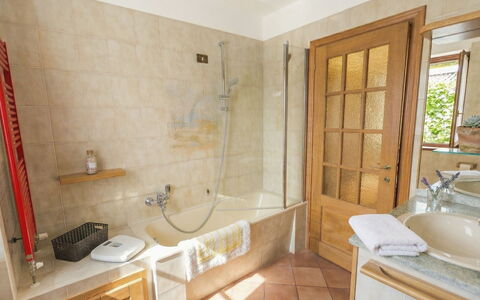 House Bigio: Design Intérieur, Sol, Sol, Meubles, Luminaire Plomberie, Salle De Bains, Bois, Baignoire, Robinet, Pièce